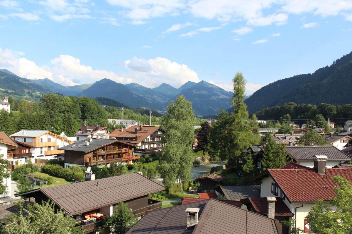 A photo of austrian houses with the mountains in the background