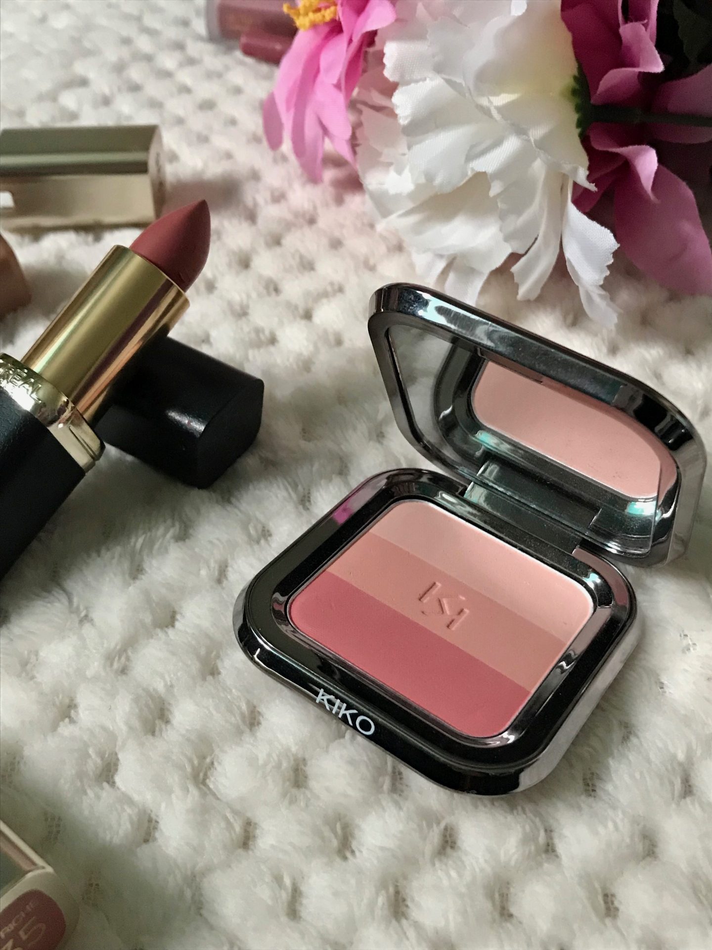 A photo of the KIKO colour fusion blush with a pink l'oreal lipstick beside it