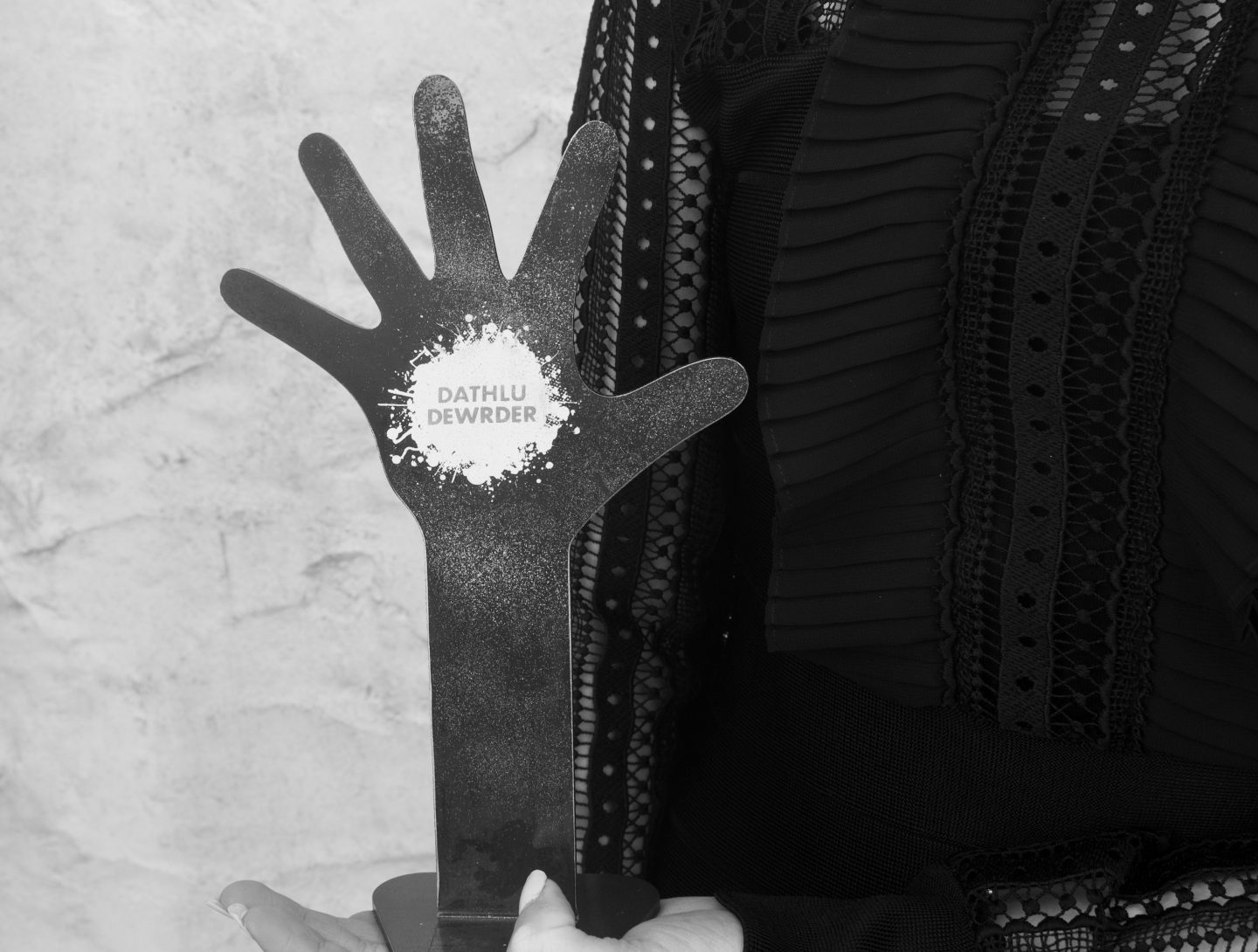 A photo of the 'Dathlu dewrder' (celebrating bravery) award which is in the shape of a hand being raised
